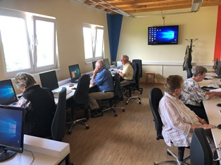 Gruppenraum mit Mitgliedern